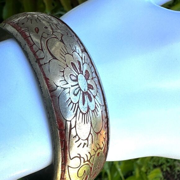 Red and silver tone etched bangle bracelet - Picture 4 of 9